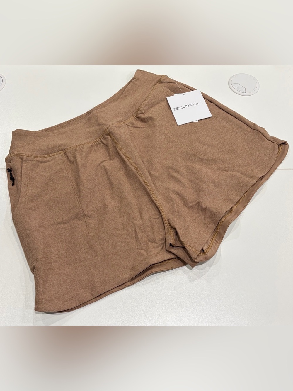 Beyond Yoga Women's Medium Spacedye Move Up 3" Short Tan NWT Zipper Detail